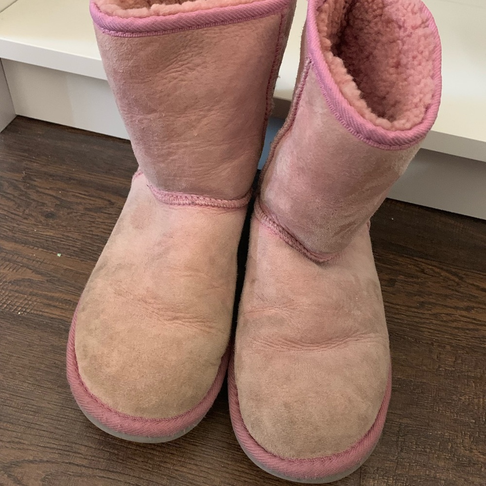 Girls pink Uggs